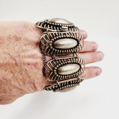 BEAUTIFUL METAL DETAILED BRACELET