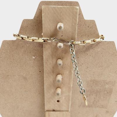 BEAUTIFULLY DETAILED GOLD TONED ELEGANT NECKLACE
