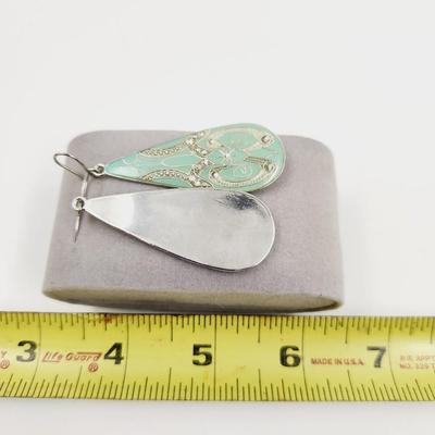 SILVER TONED DESIGNED TEAR DROP SHAPED EARRINGS