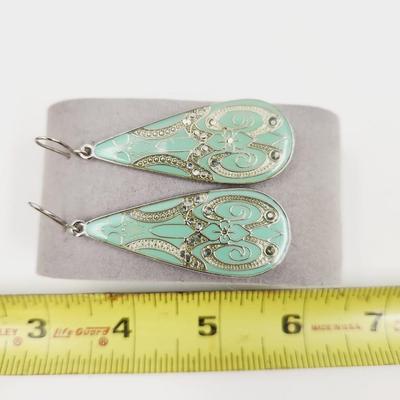 SILVER TONED DESIGNED TEAR DROP SHAPED EARRINGS
