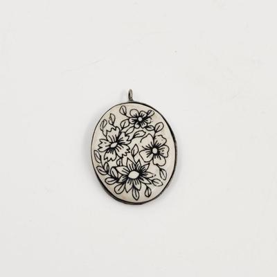 BEAUTIFUL FLOWER STONE SILVER TONED PENDANT