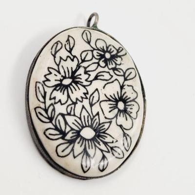 BEAUTIFUL FLOWER STONE SILVER TONED PENDANT