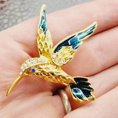 BEAUTIFUL GOLD TONED W/ GLASS RHINESTONE HUMMINGBIRD BROOCH