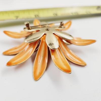 VINTAGE SARAH COVENTRY ORANGE & GOLD TONED LAYERED FLOWER BROOCH