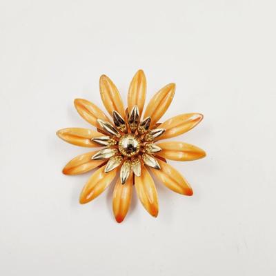 VINTAGE SARAH COVENTRY ORANGE & GOLD TONED LAYERED FLOWER BROOCH
