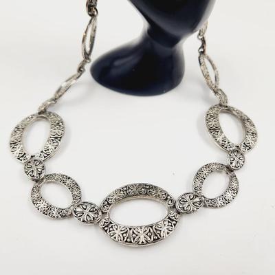 NICE DESIGNED SILVER TONED LINKED METAL NECKLACE