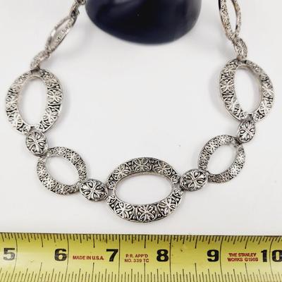 NICE DESIGNED SILVER TONED LINKED METAL NECKLACE