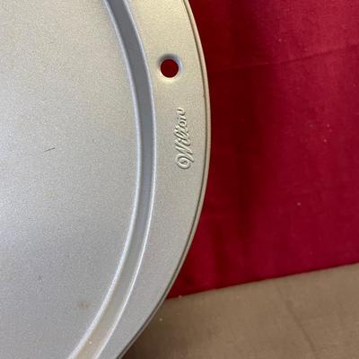 Wilton round pan & cooling racks
