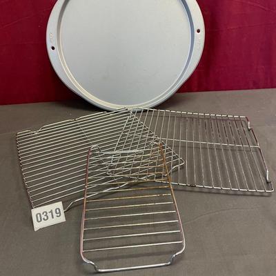 Wilton round pan & cooling racks
