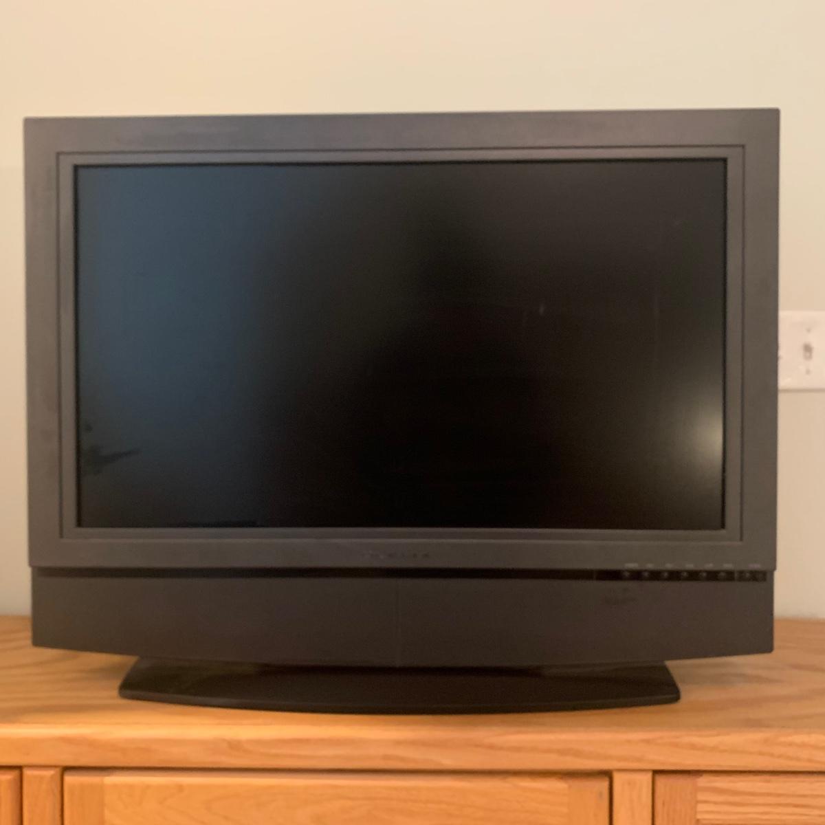 32” Olevia 232 LCD TV (ARKW)