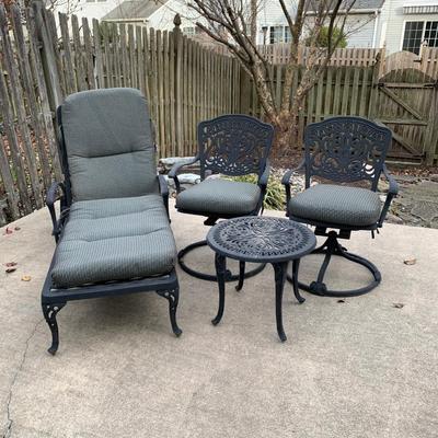 LOT 14R: Outdoor Furniture Set