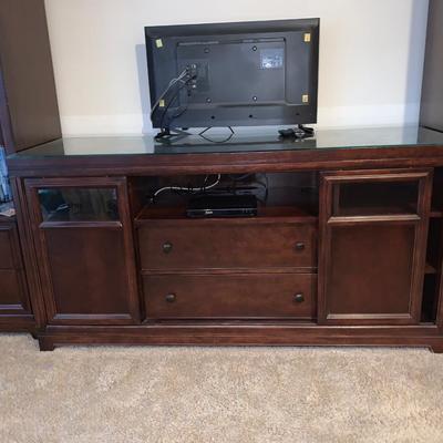 LOT 21R: TV Console STAND;  Samsung TV, Philips DVD Player, DVDs & More