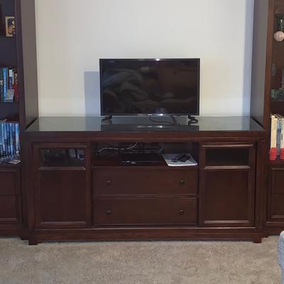 LOT 21R: TV Console STAND;  Samsung TV, Philips DVD Player, DVDs & More