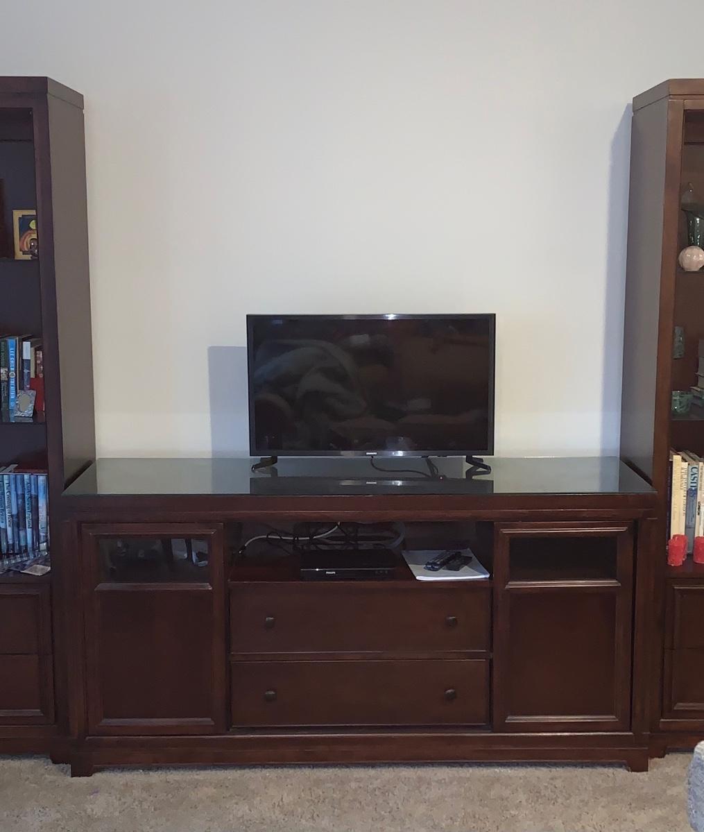 LOT 21R TV Console STAND; Samsung TV, Philips DVD Player, DVDs & More