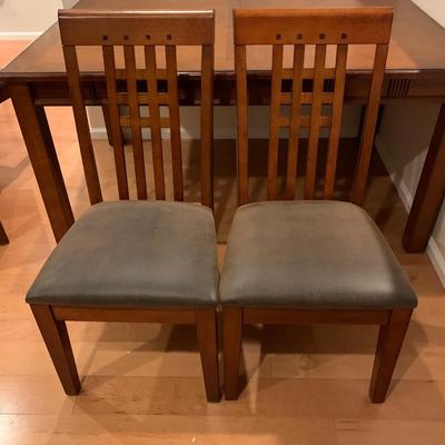 LOT 52R: Table w/Matching Chairs