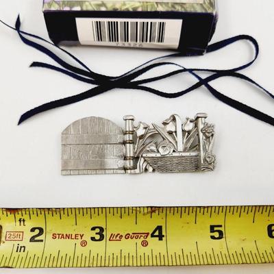 LONGABERGER COLLECTORS CLUB COTTAGE GATE TIE ON LAPEL PIN