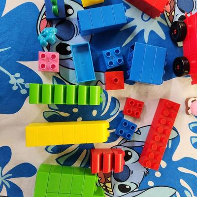 ASSORTMENT OF MEGA BLOCKS