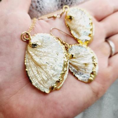 BEAUTIFUL MOTHER OF PEARL SHELL EARRING & NECKLACE SET