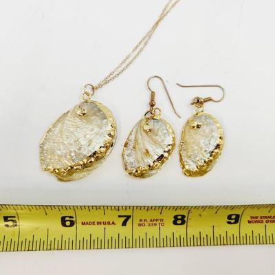 BEAUTIFUL MOTHER OF PEARL SHELL EARRING & NECKLACE SET