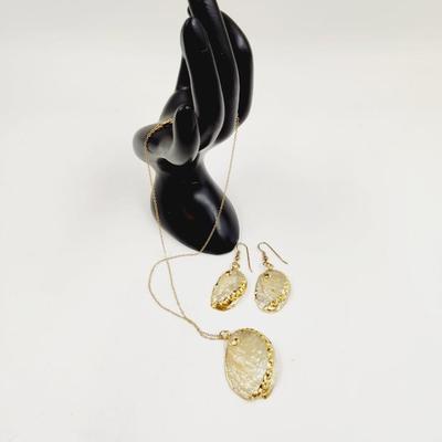 BEAUTIFUL MOTHER OF PEARL SHELL EARRING & NECKLACE SET