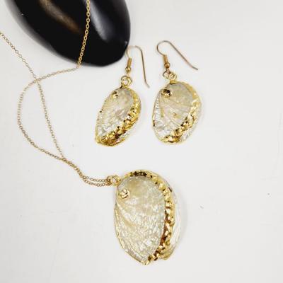 BEAUTIFUL MOTHER OF PEARL SHELL EARRING & NECKLACE SET