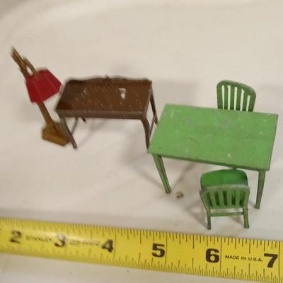 LOT 95  OLD METAL DOLL HOUSE FURNITURE