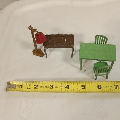 LOT 95  OLD METAL DOLL HOUSE FURNITURE