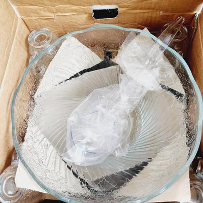 NEW 16 PC GRANDEUR ETCHED GLASS PUNCH BOWL SET