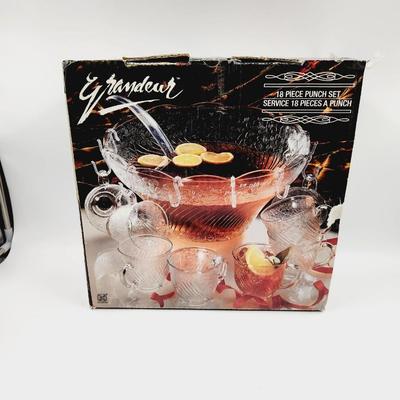NEW 16 PC GRANDEUR ETCHED GLASS PUNCH BOWL SET