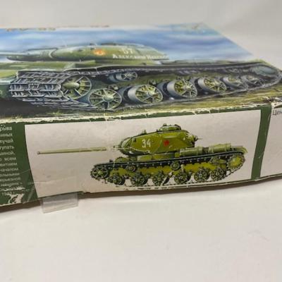 Heavy TAnk KV-85 Eastern Express Model 1:35