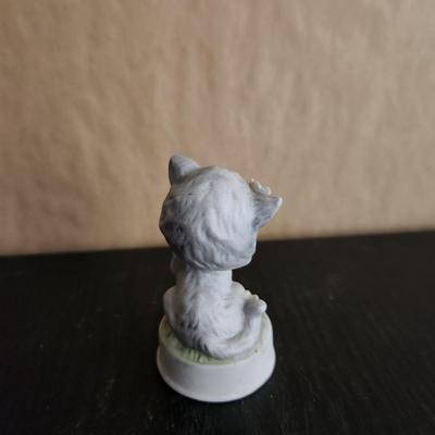 Grey cat figure