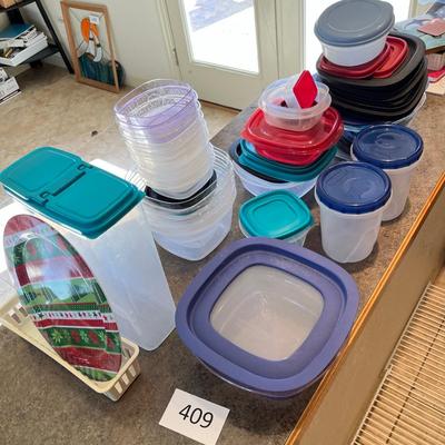 Lot of rubbermade storage containers