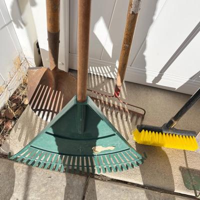 Lot of yard & garden tools