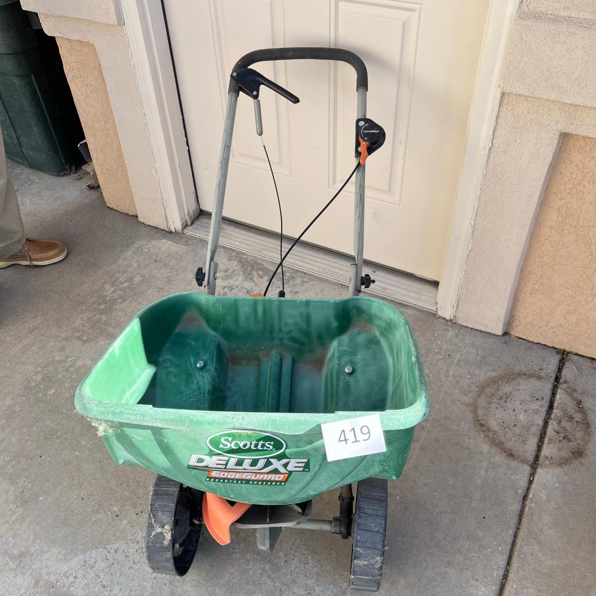 Scotts Fertilizer spreader