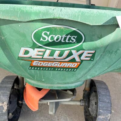 Scotts Fertilizer spreader