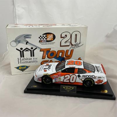 -15- NASCAR | 1:18 Scale Die Cast | 1999 Home Depot and Habitat for Humanity | Tony Stewart