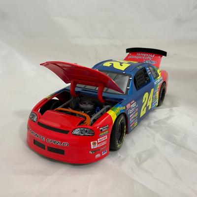 -26- NASCAR | 1:18 Scale Die Cast | 1998 DuPoint  Chevrolet | Jeff Gordon