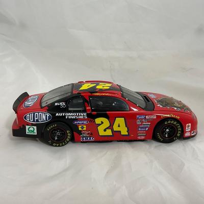 -27- NASCAR | 1:18 Scale Die Cast | 1997 Jurassic Park and DuPoint | Jeff Gordon