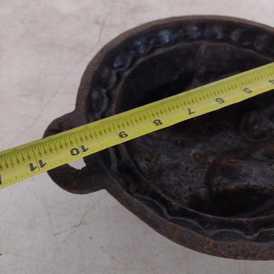 Antique Thick Cast Iron Pig Face Mold Pan