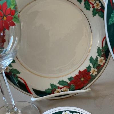 48 piece Christmas dinnerware set