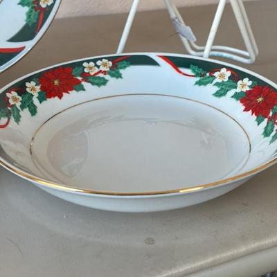16 piece Christmas dinnerware set