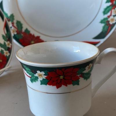 16 piece Christmas dinnerware set