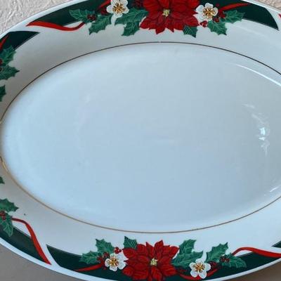 6 piece Christmas serving set.