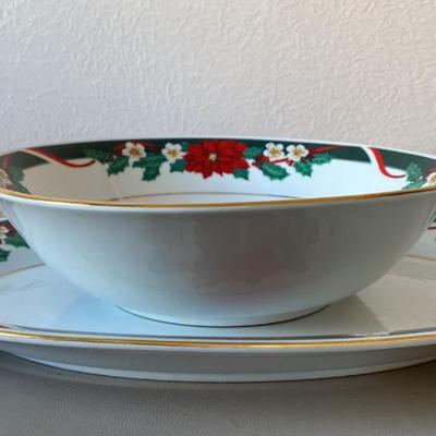 6 piece Christmas serving set.