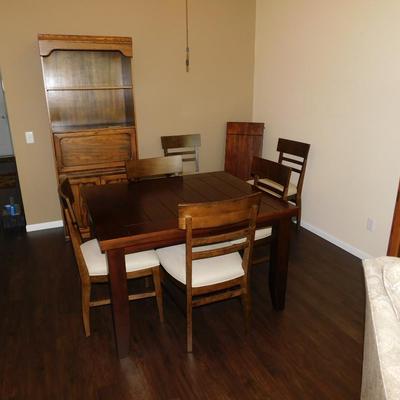 ABSOLUTELY BEAUTIFUL DINING ROOM TABLE AND 6 CHAIRS, 1 LEAF