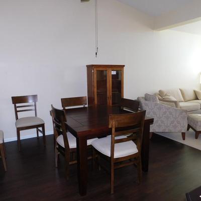 ABSOLUTELY BEAUTIFUL DINING ROOM TABLE AND 6 CHAIRS, 1 LEAF