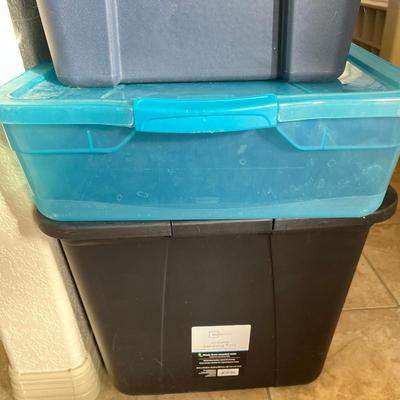 Lot of 4 Rubbermade Tubs Totes