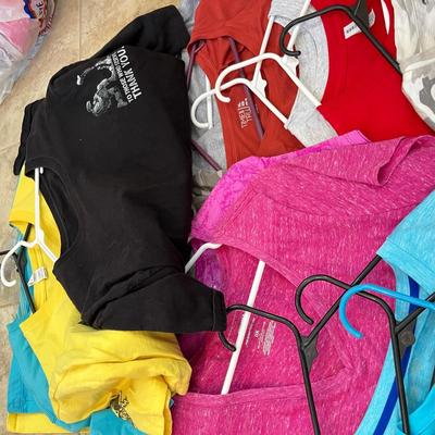 Women's T shirt type tops Large lot!