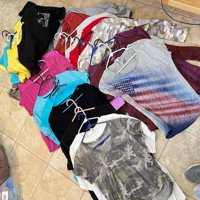 Women's T shirt type tops Large lot!