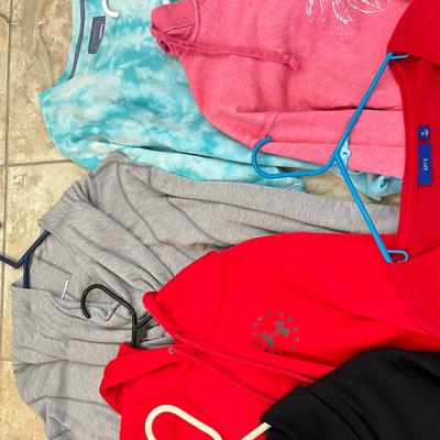 Women's tops & hoodies